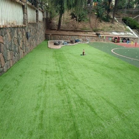 青岛幼儿园人造草坪铺装-彩色人造草坪厂家施工