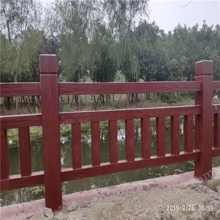 PVC草坪仿木护栏 肖氏 河道仿木栏杆 公园庭院仿木栏杆 各种规格